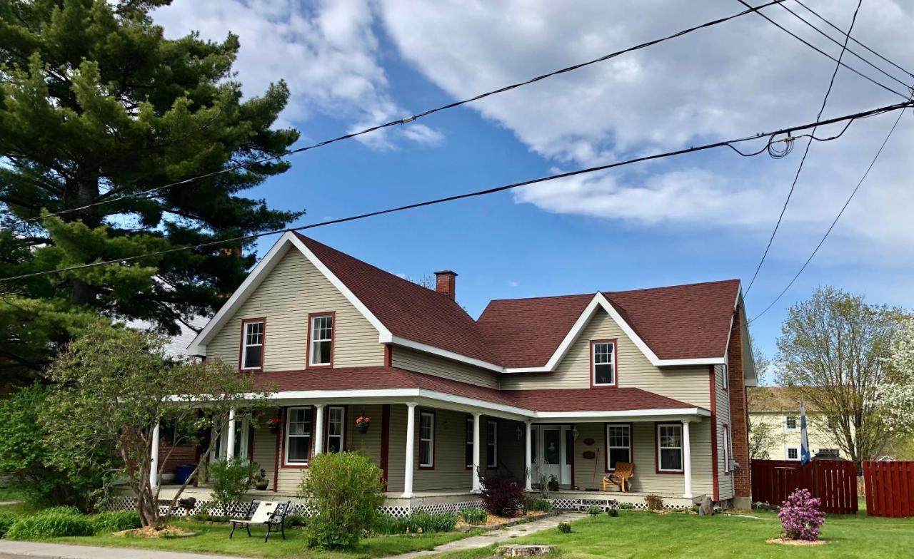 Couette & Cafe Pont Rouge Estrie Bed & Breakfast Coaticook Exterior photo